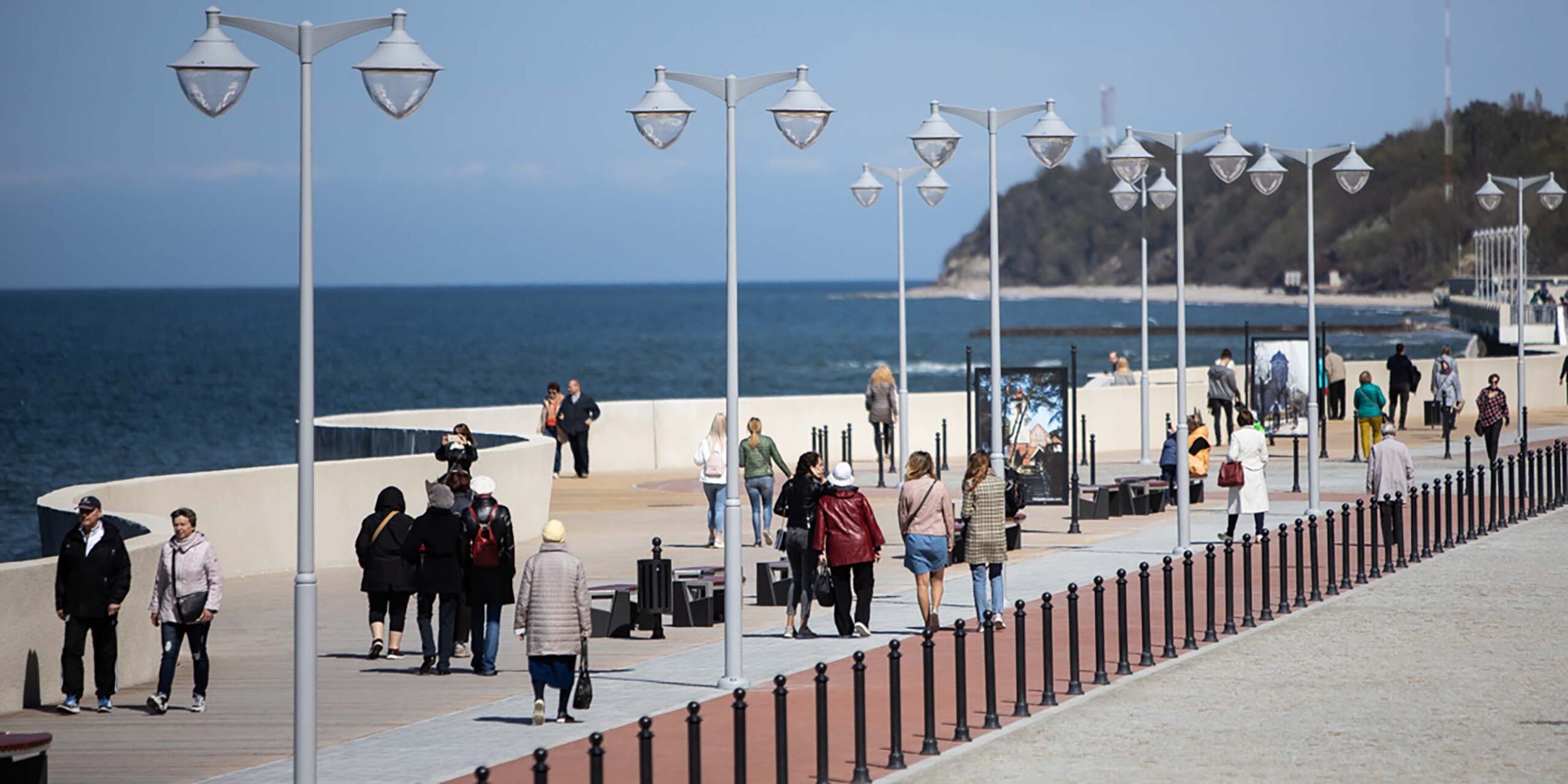 svetlogorsk-otdyhayushhie-na-promenade